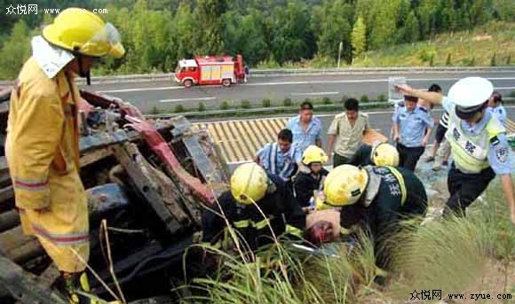 貨車沖出高速事故原因分析