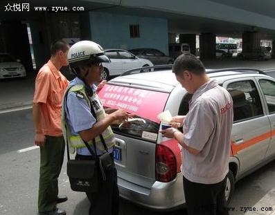 對(duì)闖黃燈的機(jī)動(dòng)車駕駛?cè)艘惨P