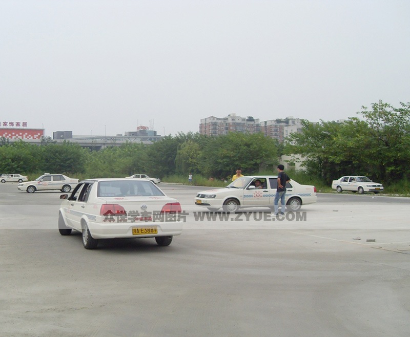 乘風(fēng)駕校倒車入庫場地