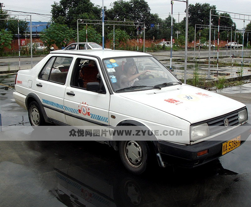 蜀新駕校教練車