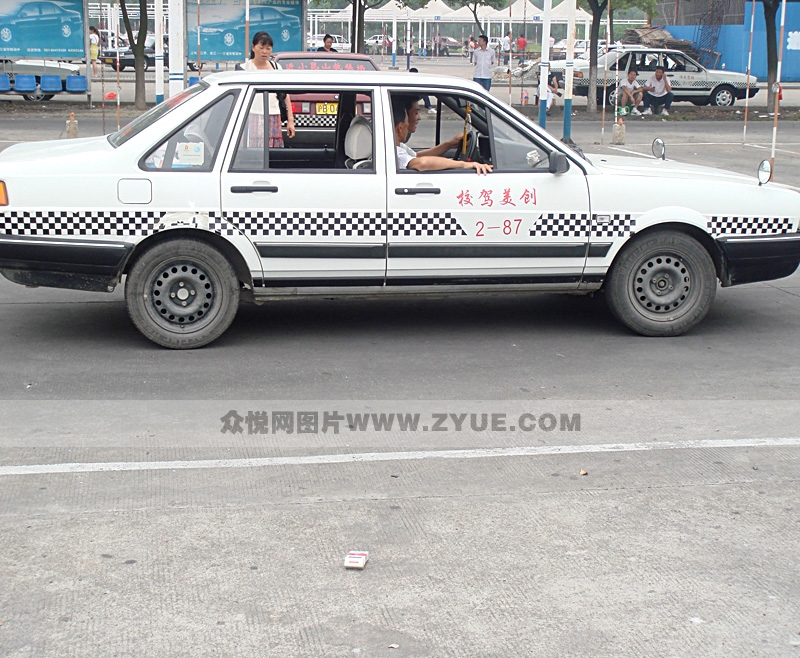 創(chuàng)美駕校教練車 側(cè)身