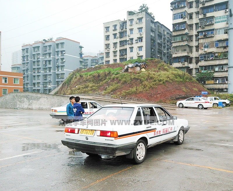 長(zhǎng)匯駕校學(xué)員學(xué)車場(chǎng)地