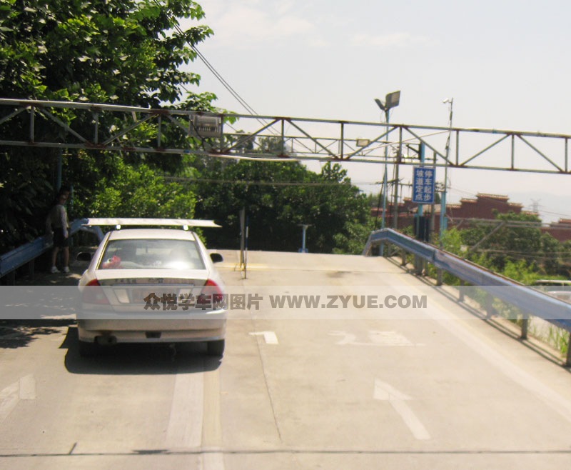 軍威駕校上坡路學(xué)車場地