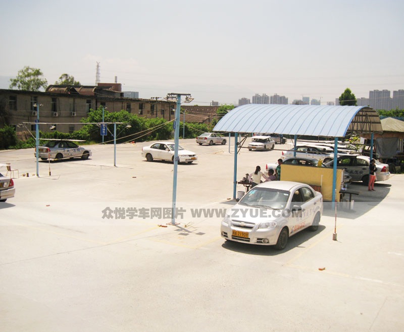 軍威駕校學(xué)車場地一景