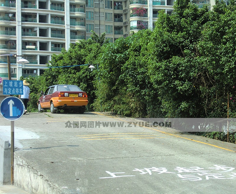 廣州正通駕校上坡起步與定點停車訓(xùn)練場