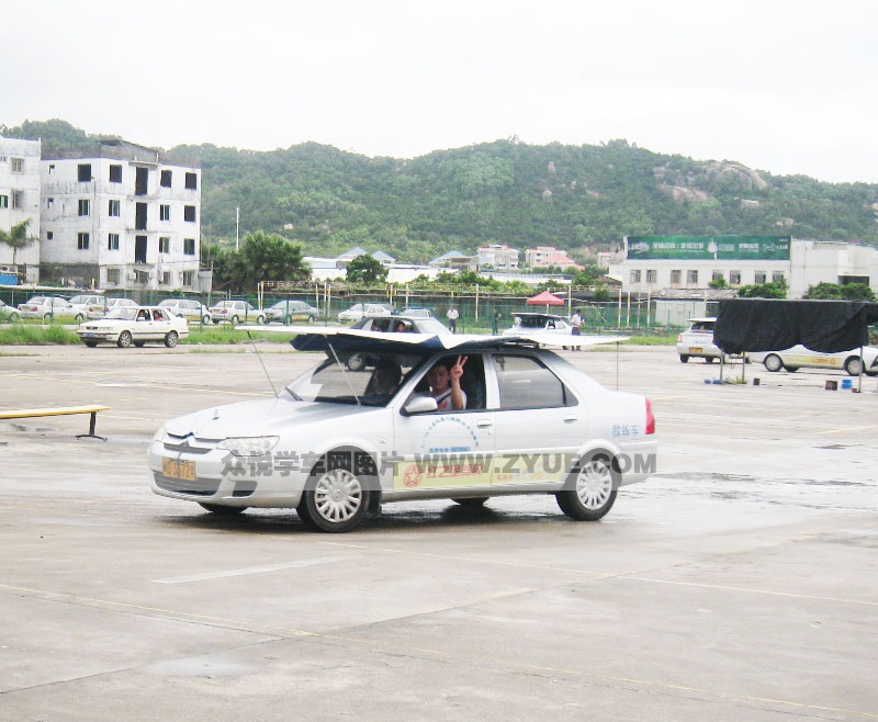 紅之星駕校學員練車中