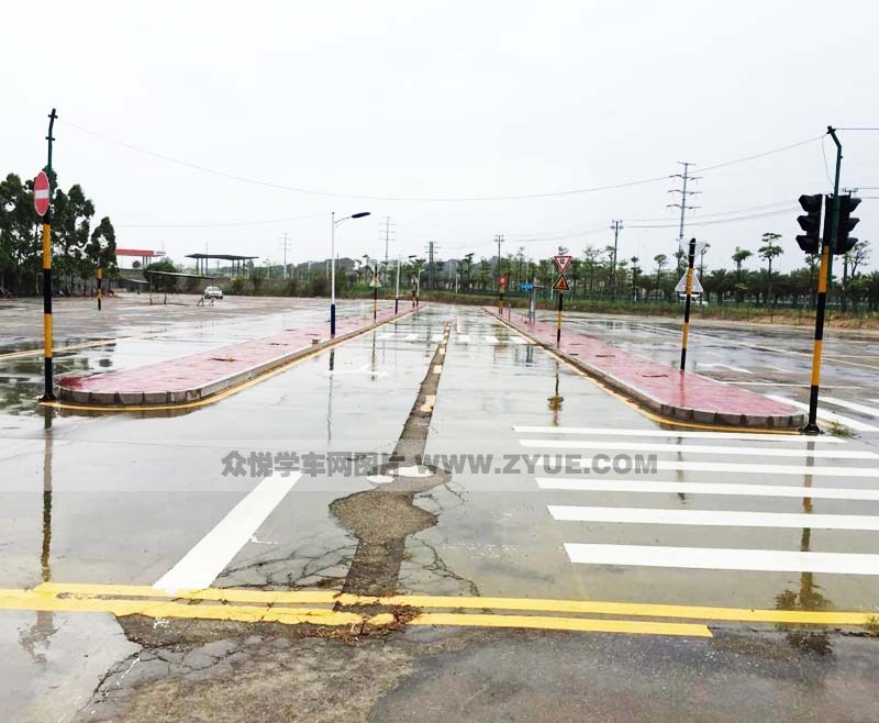 廈門鑫雙榕駕校雨后訓(xùn)練場(chǎng)地