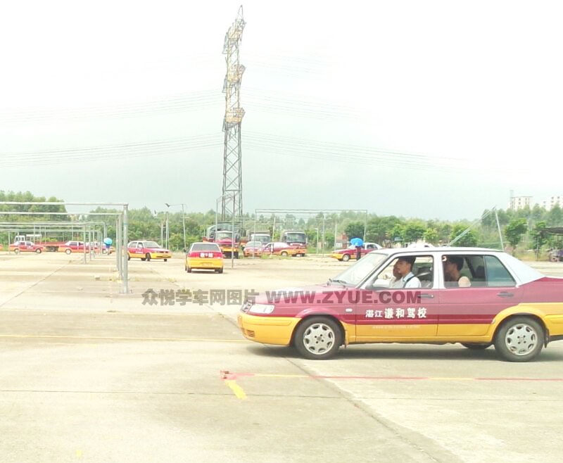 謙和駕校學(xué)車場地一角